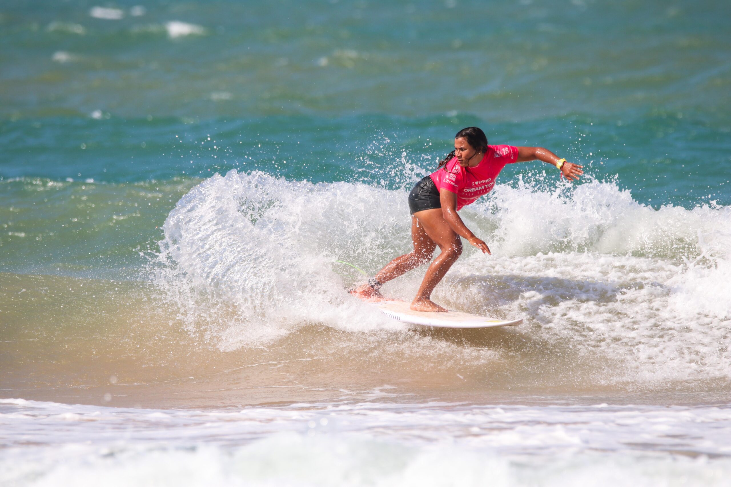 Juliana dos Santos mira bicampeonato brasileiro de surfe e projeta temporada