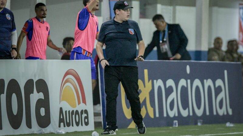 Técnico mais jovem do Brasil estreia com vitória e revela previsão do pai