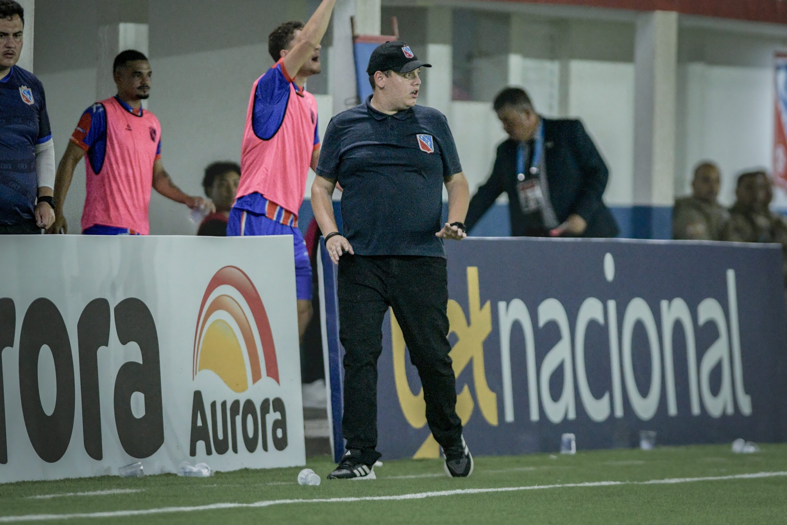 Técnico mais jovem do Brasil estreia com vitória e revela previsão do pai