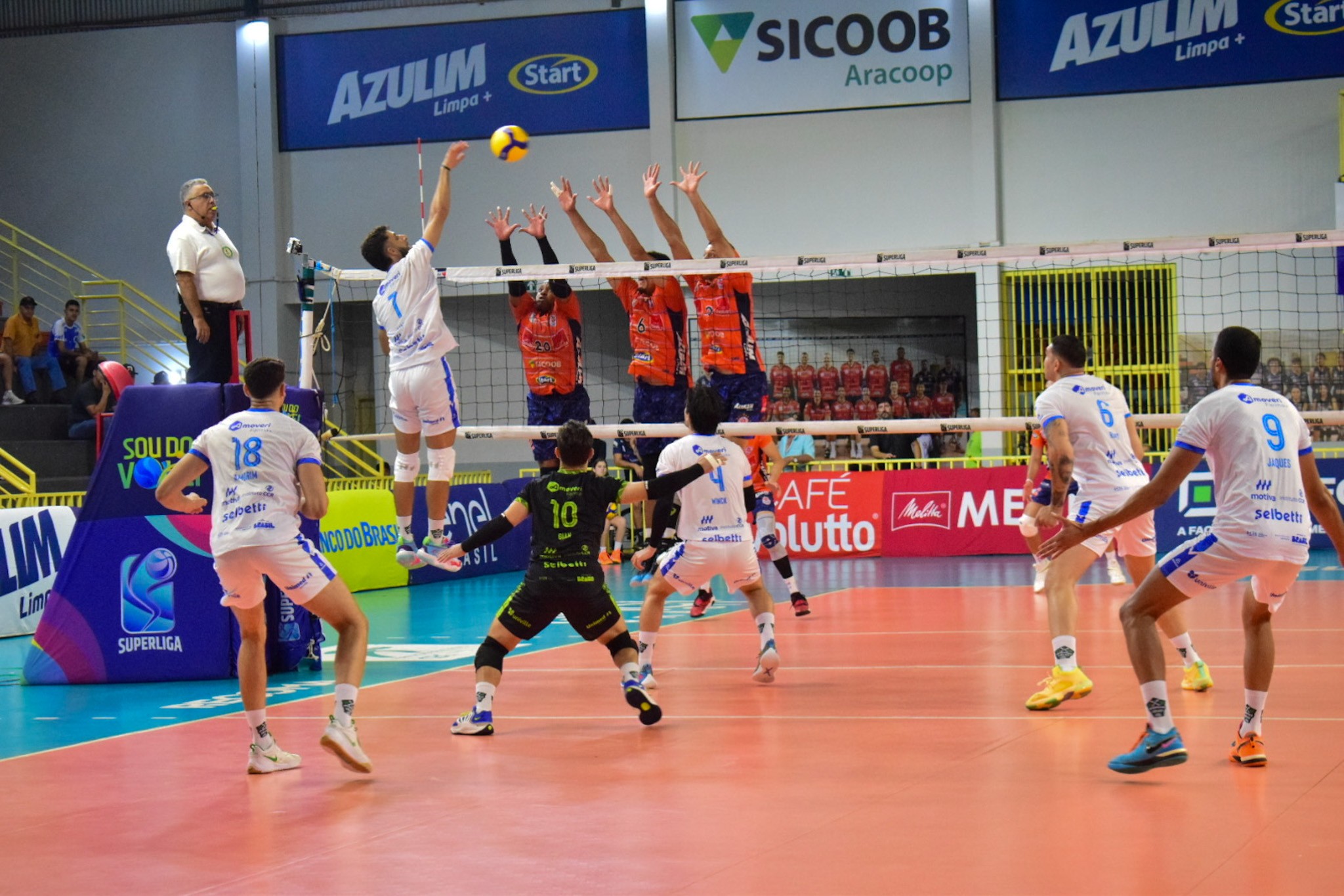 Joinville vence Monte Carmelo de virada e deixa zona de rebaixamento da Superliga