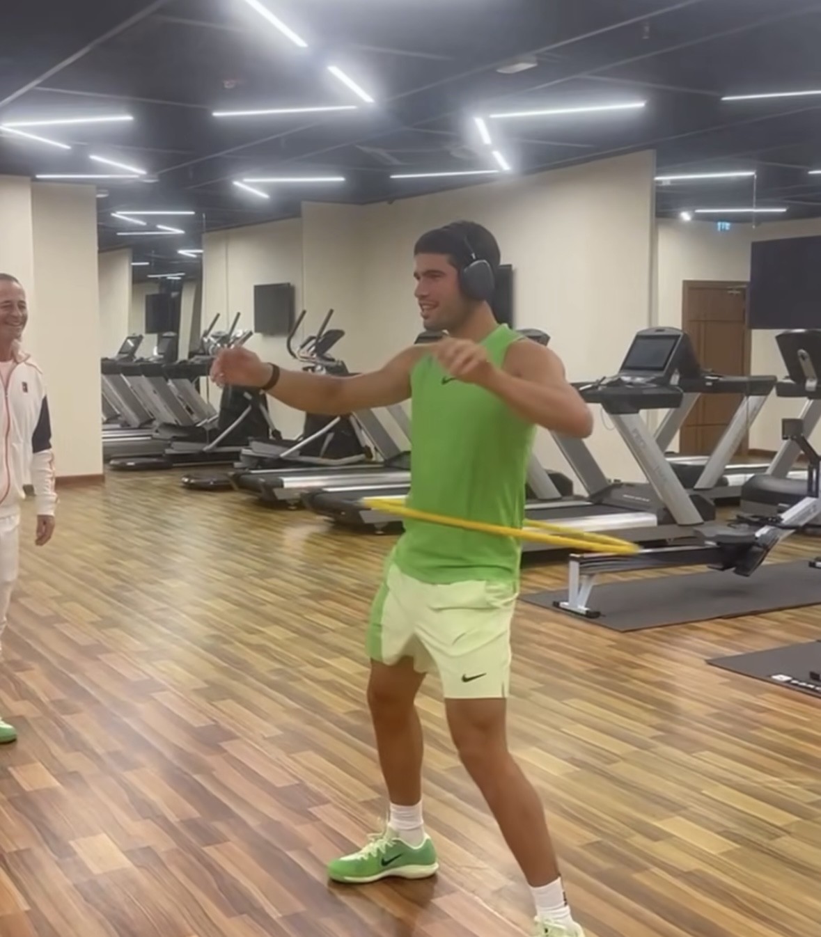 Alcaraz mostra bastidores de título em Doha com bambolê, sinuca e passeio de barco com Sinner