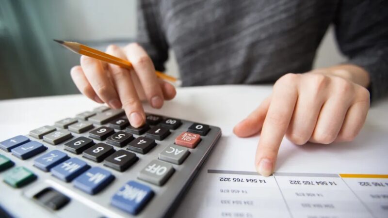 Inadimplência sobe em meio a juros elevados e alcança maior nível desde 2017