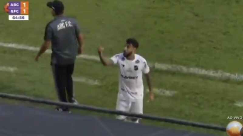 Atacante do ABC se desculpa por gesto obsceno direcionado a torcedor