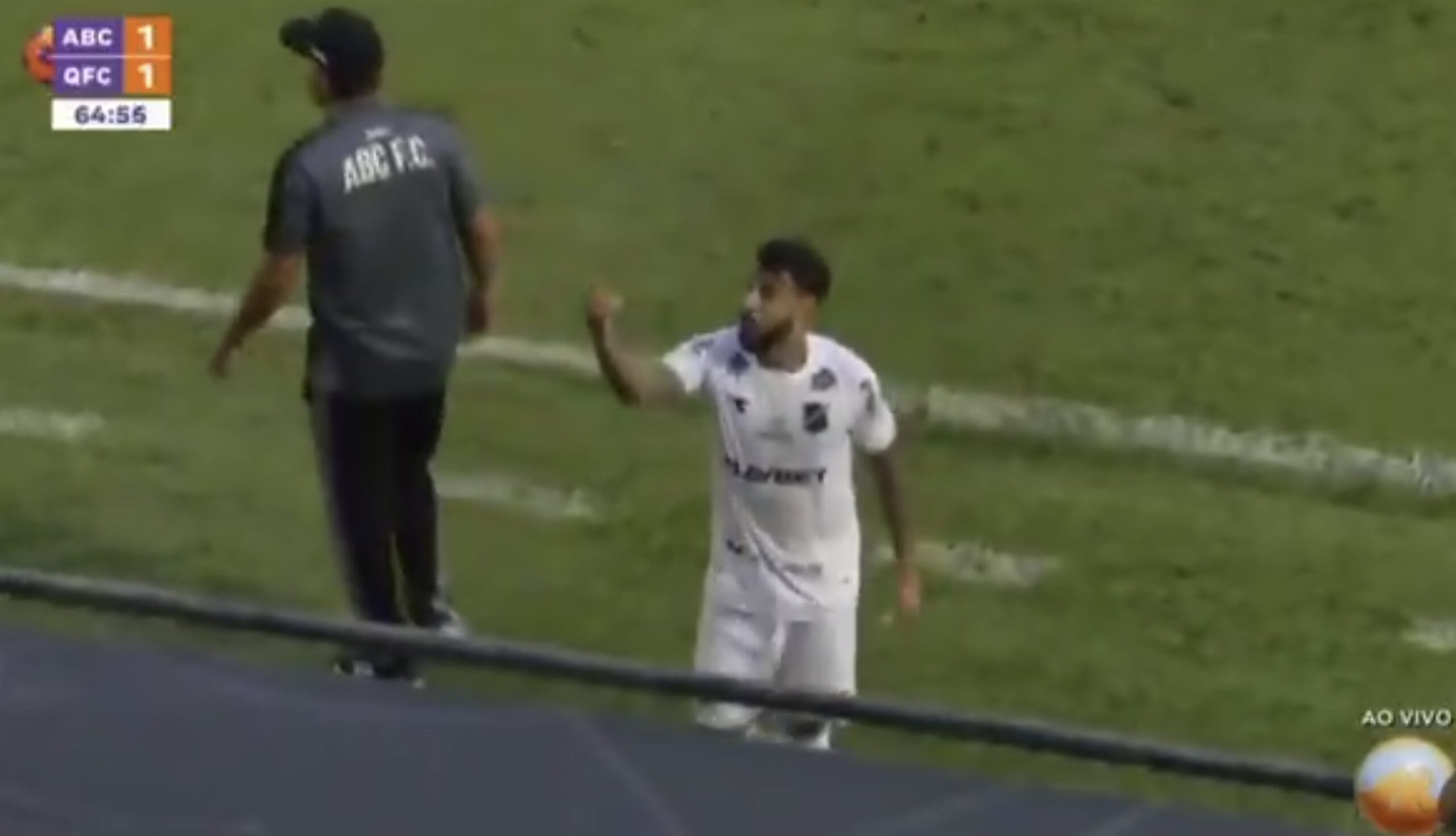 Atacante do ABC se desculpa por gesto obsceno direcionado a torcedor