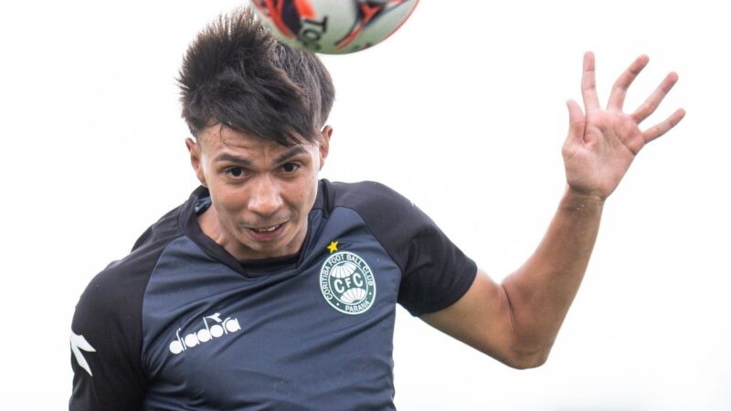 Coritiba renova contrato do lateral João Almeida até o final de 2029
