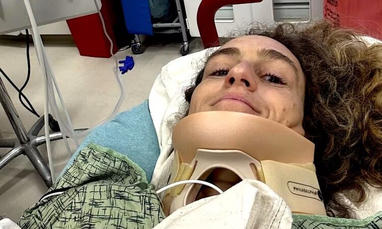 Justine Dupont é hospitalizada após cair de onda de 7,6m no México