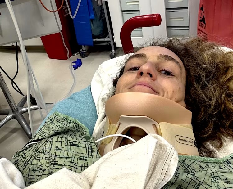 Justine Dupont é hospitalizada após cair de onda de 7,6m no México