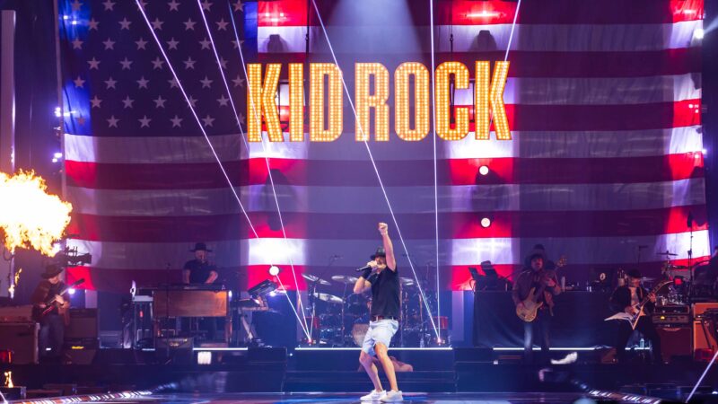 Organização de Charlie Kirk boicota Bad Bunny no Super Bowl e faz show alternativo com músicos aliados do governo Trump