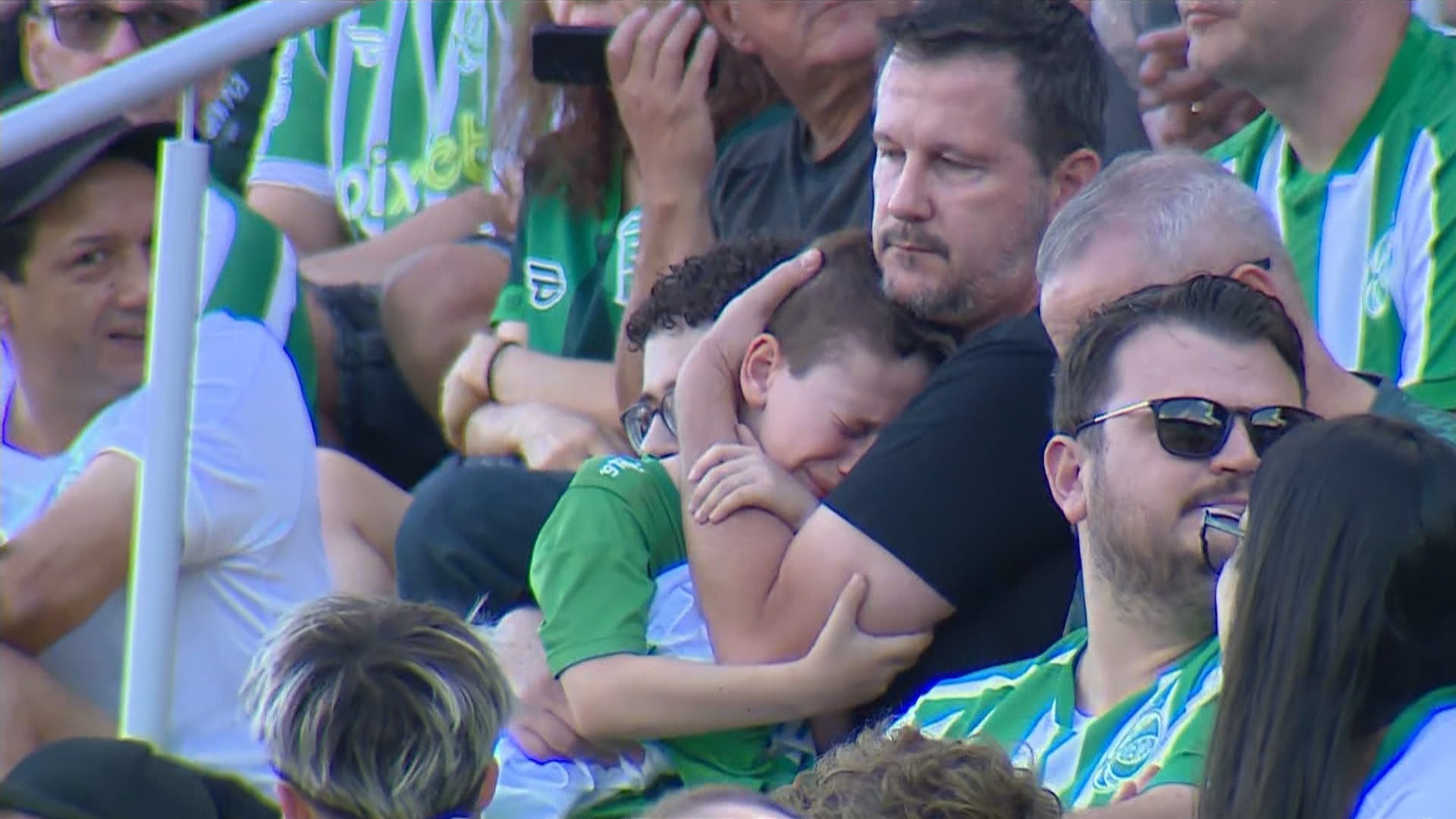 Família é hostilizada por torcedores do Juventude ao receber camisa do Grêmio; veja vídeo