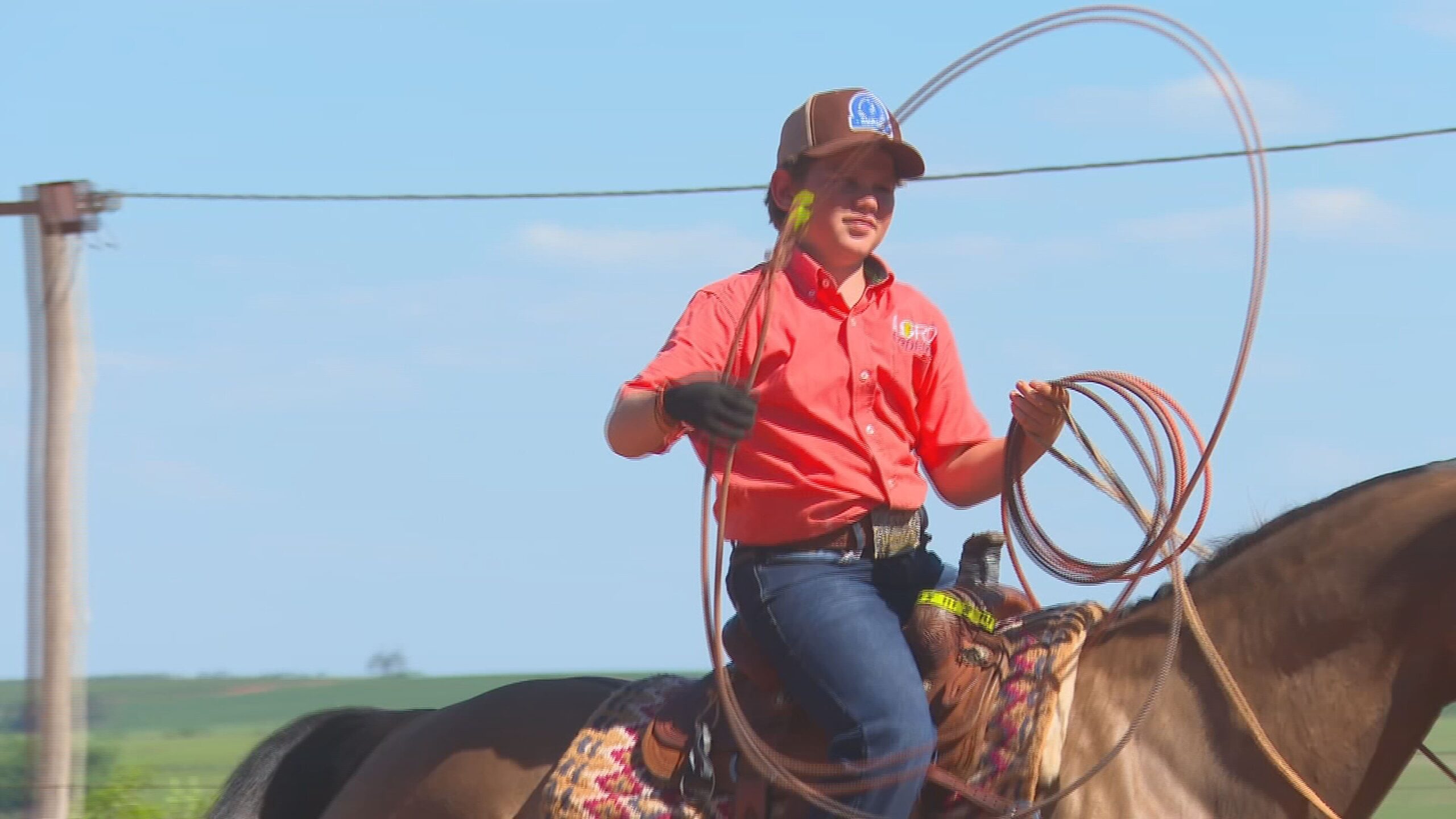 Garoto apaixonado por cavalos coleciona premiações em provas de laço
