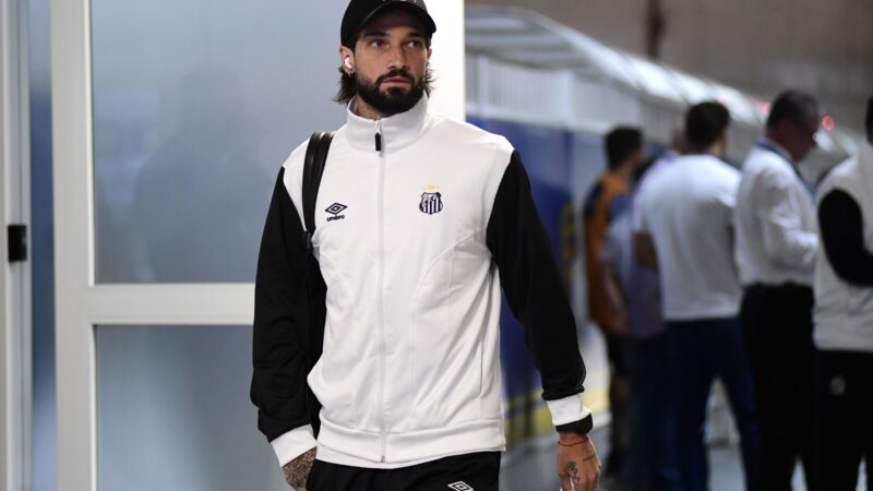 Lautaro recebe consultas de rivais, mas diretor do Santos breca saída e elogia: “Guerreirinho”