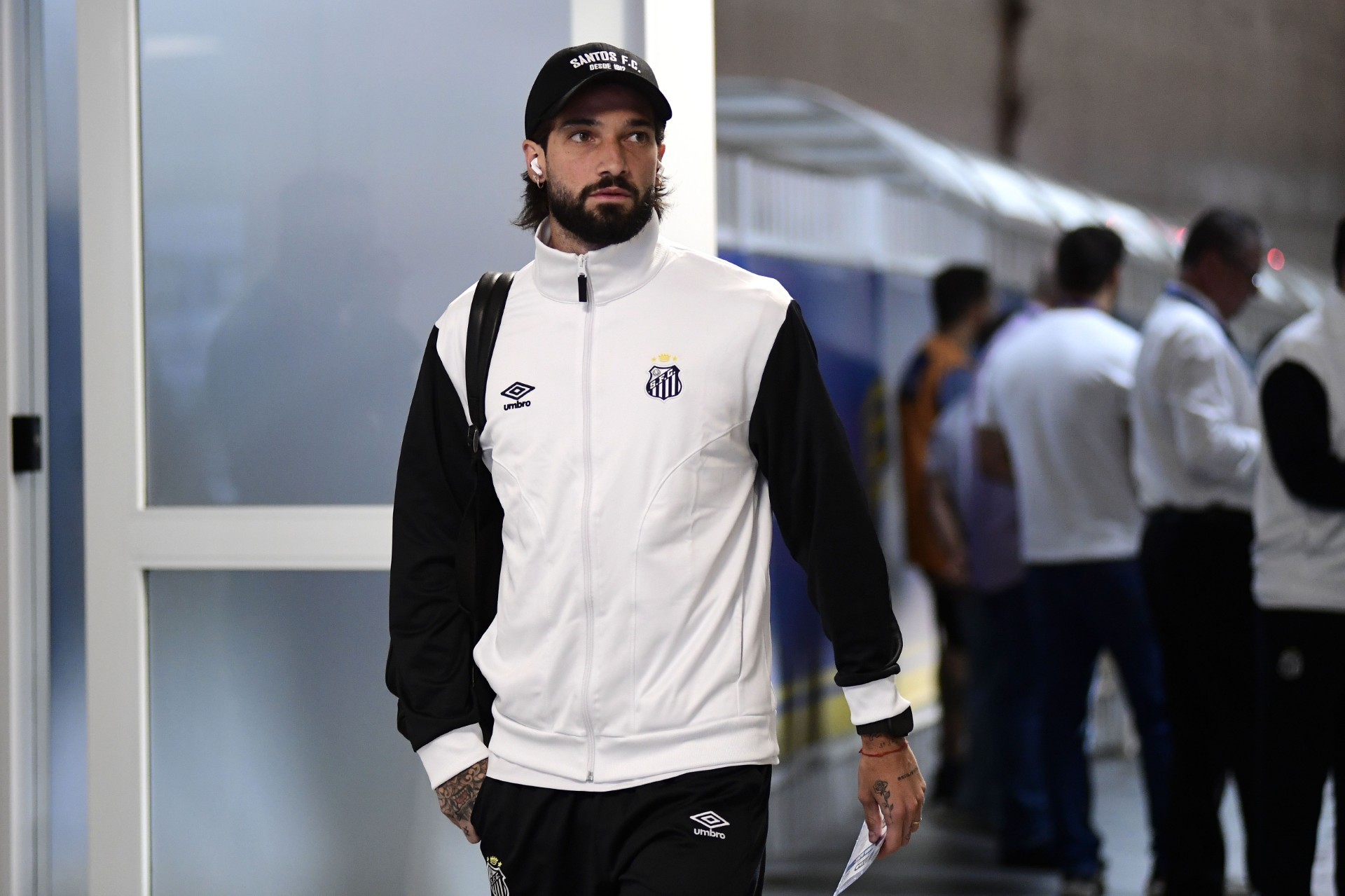 Lautaro recebe consultas de rivais, mas diretor do Santos breca saída e elogia: “Guerreirinho”