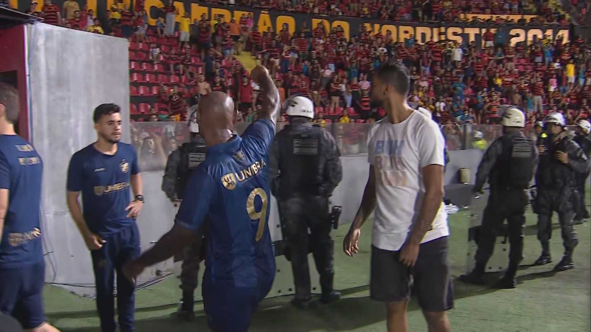 Após ser eliminado, Vagner Love provoca torcida do Sport na saída de campo; veja o vídeo