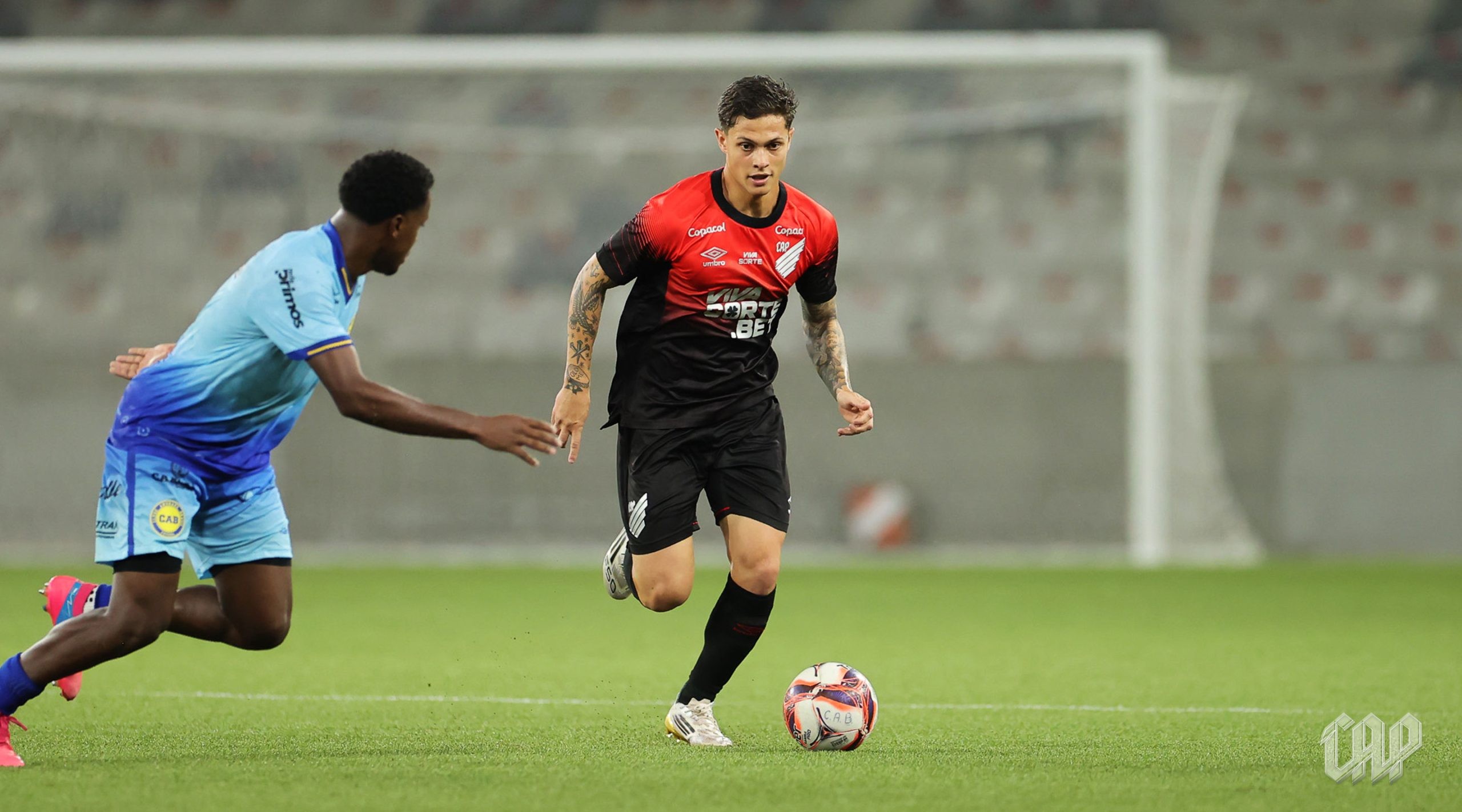 Athletico renova contrato com o meia Lucas Marezi