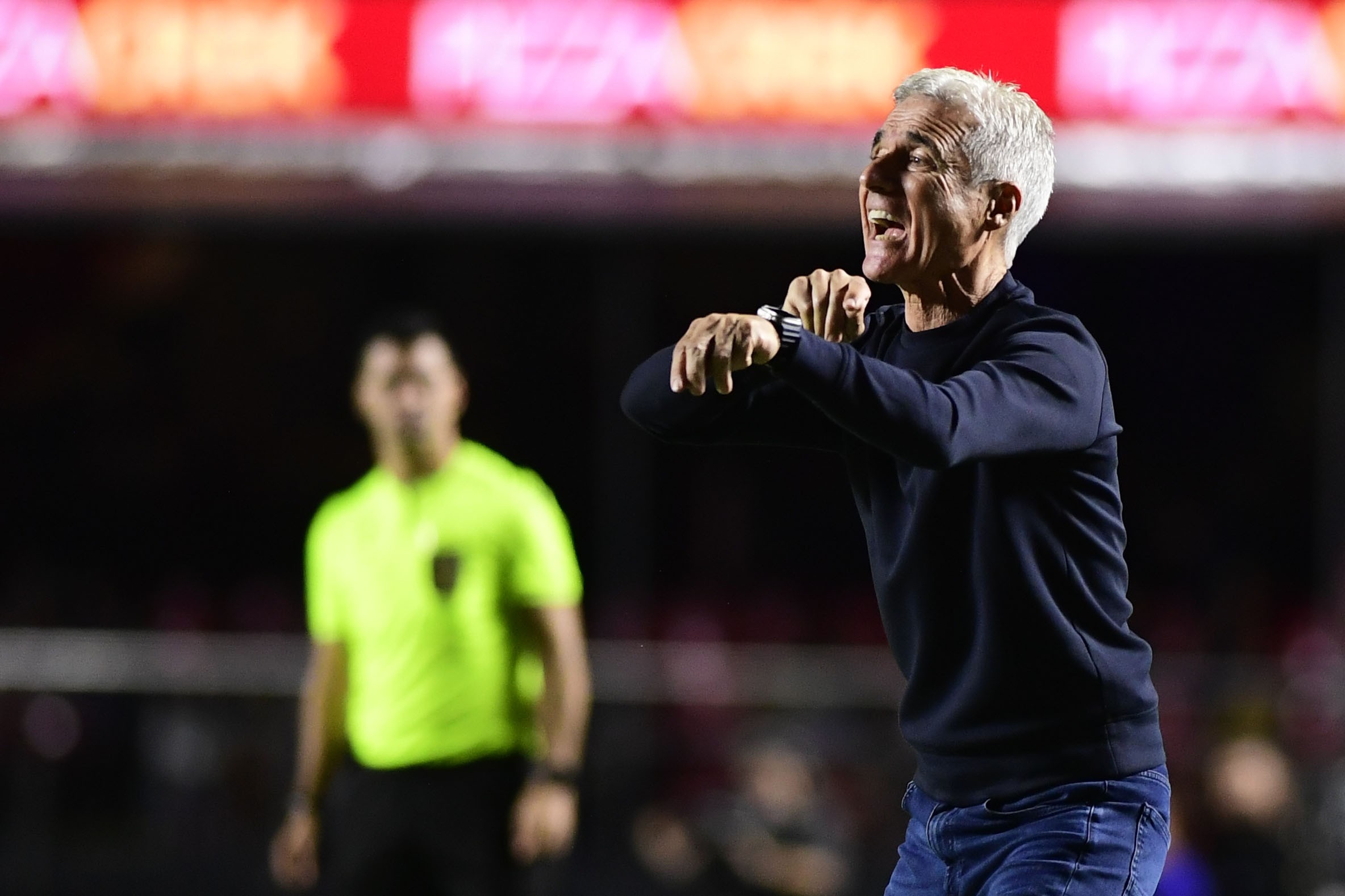 Luís Castro explica escolha por Edenilson e assume culpa por derrota do Grêmio