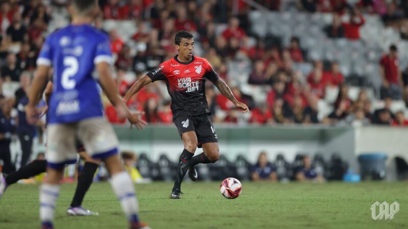 Luiz Gustavo estreia pelo Athletico e assume papel de liderança; veja discurso no vestiário