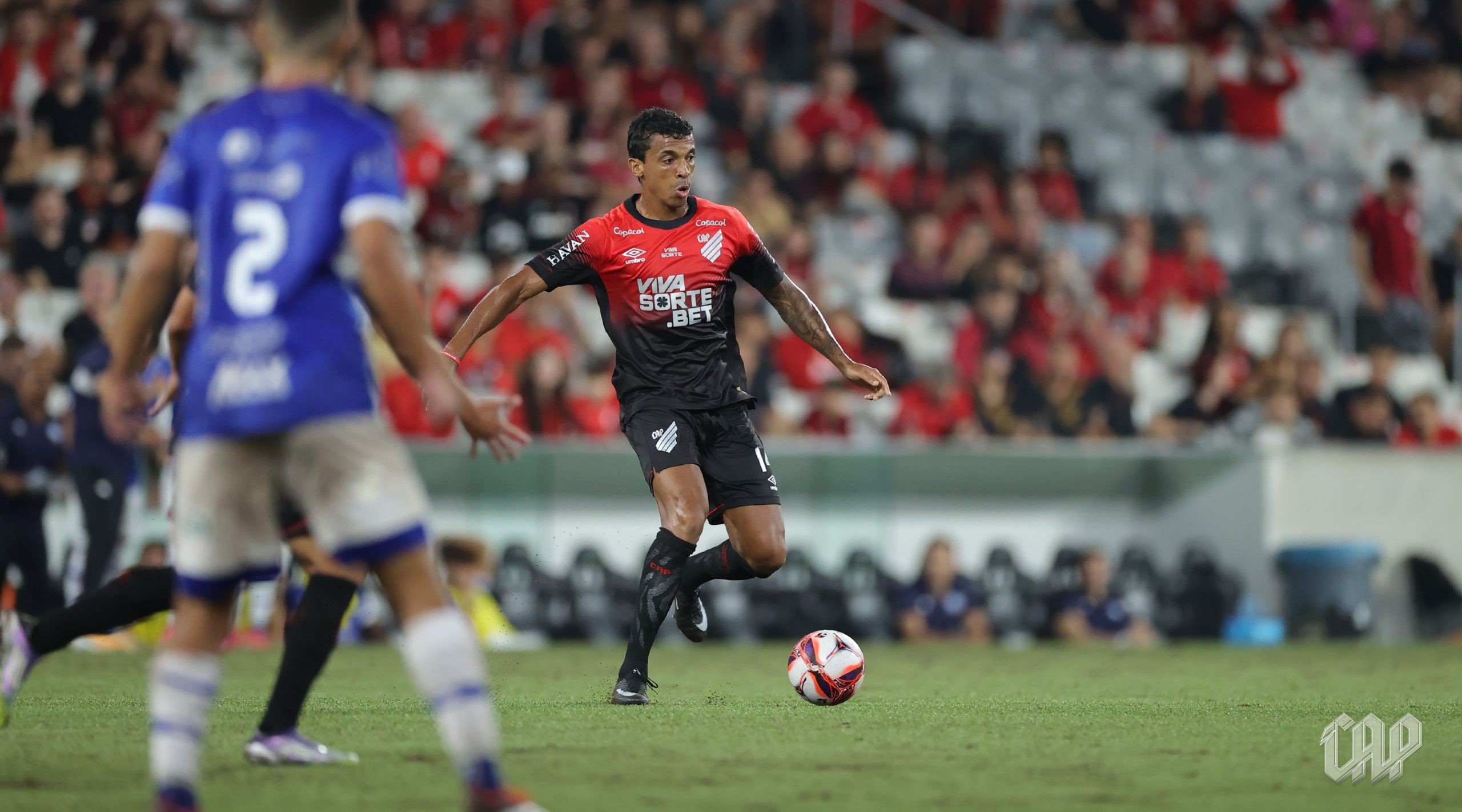 Luiz Gustavo estreia pelo Athletico e assume papel de liderança; veja discurso no vestiário