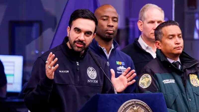 Como uma guerra de bolas de neve em NY se transformou em disputa entre prefeito socialista e a polícia