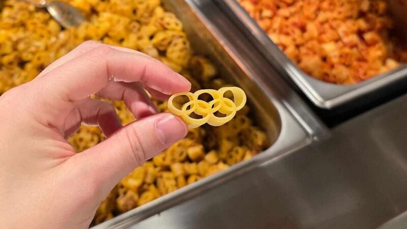 Bolo vulcão, suco de brócolis e massa de aros olímpicos caem no gosto dos atletas em Milão-Cortina