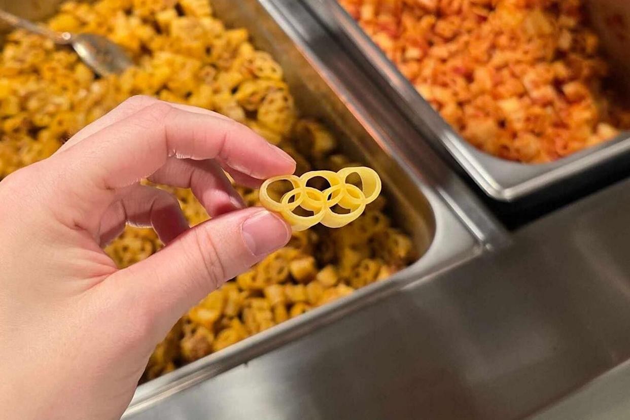 Bolo vulcão, suco de brócolis e massa de aros olímpicos caem no gosto dos atletas em Milão-Cortina