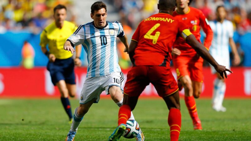 Kompany elogia Messi e Cristiano Ronaldo, mas diz: “Ronaldinho foi quem mais me impressionou”