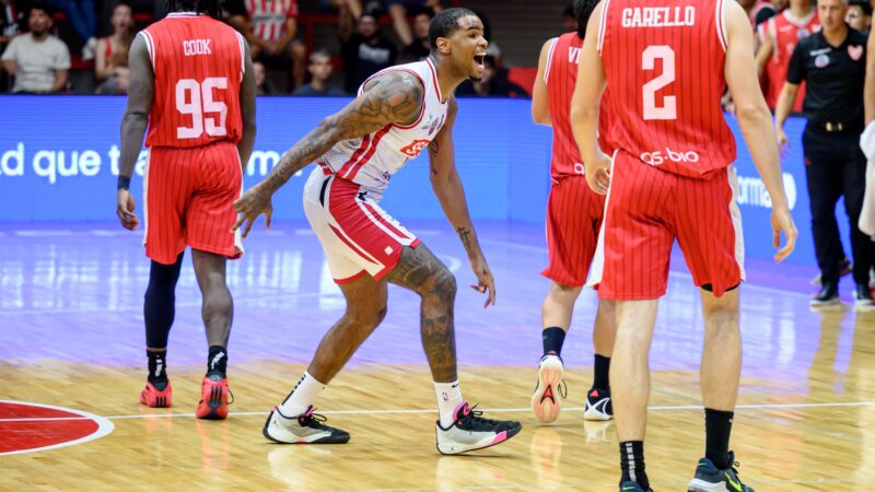 Jogador do Franca faz cesta do garrafão de defesa na Champions; vídeo
