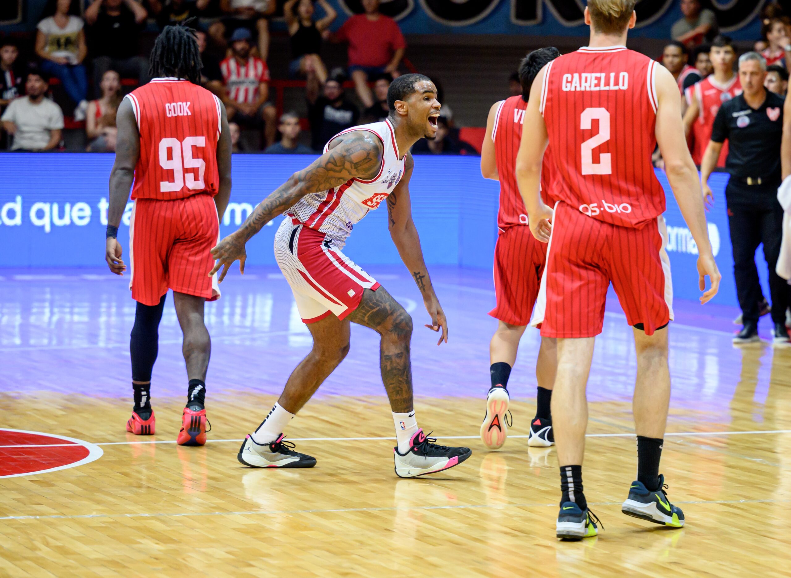 Jogador do Franca faz cesta do garrafão de defesa na Champions; vídeo