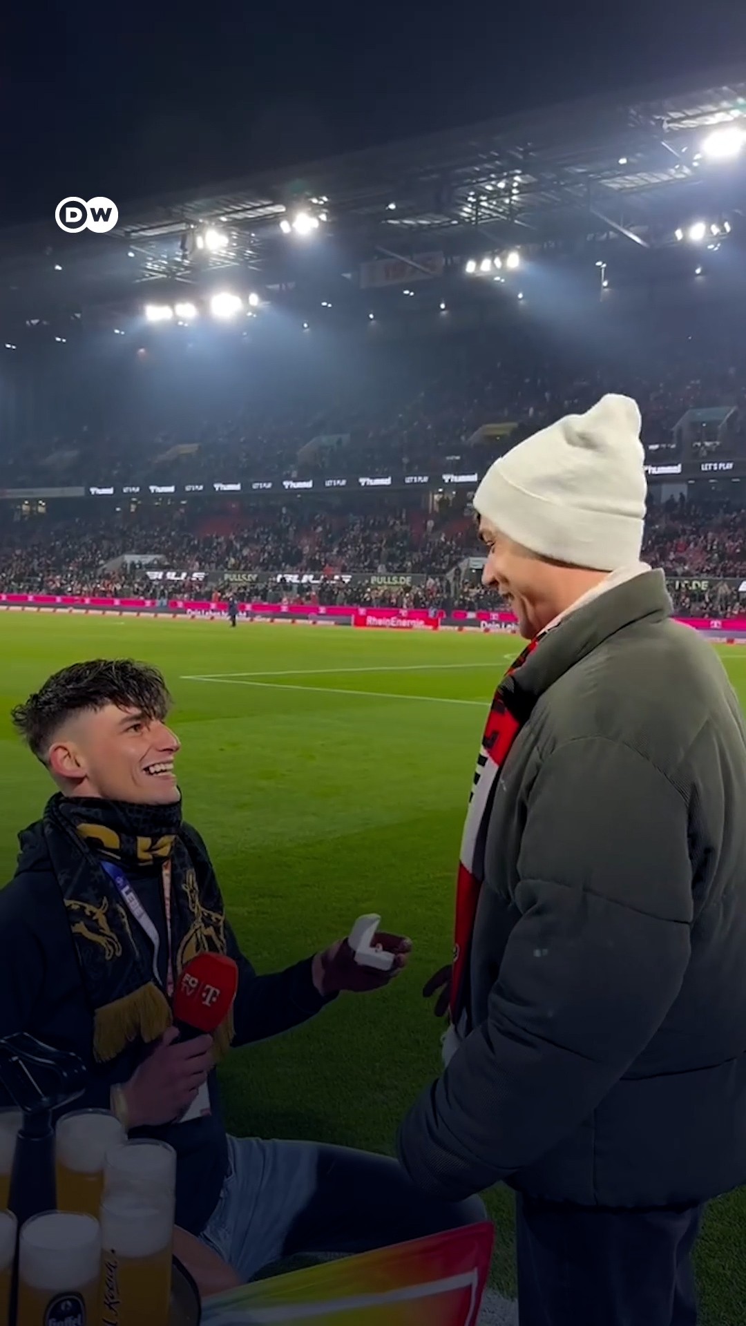 Torcedor surpreende namorado com pedido de casamento em jogo de futebol na Alemanha; VÍDEO