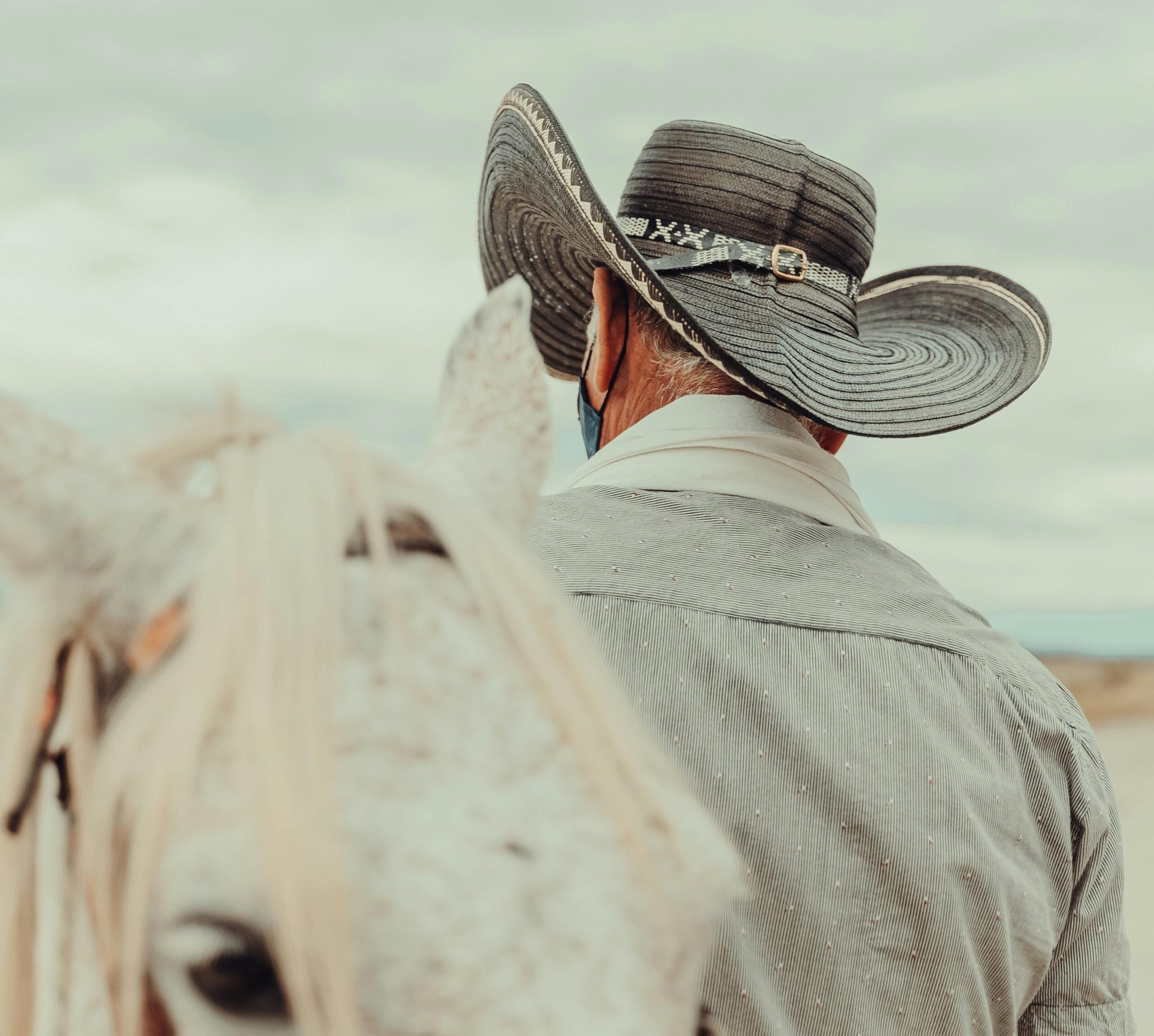 Chapéu na roça não terá que ser trocado por capacete; veja o que diz a lei