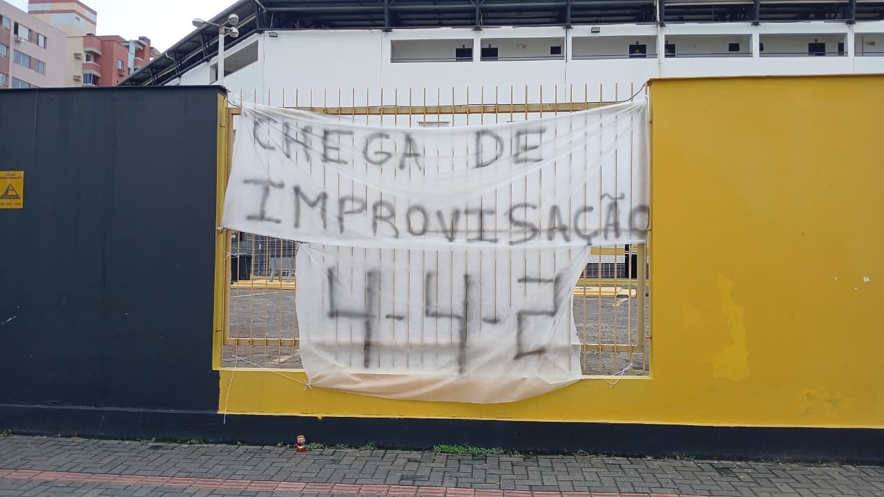 Protesto contra a fase do Criciúma é feito no Heriberto Hülse
