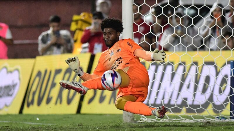 Hugo Souza chega a 14 pênaltis defendidos no Corinthians e mira Copa: “Realizar meu sonho”