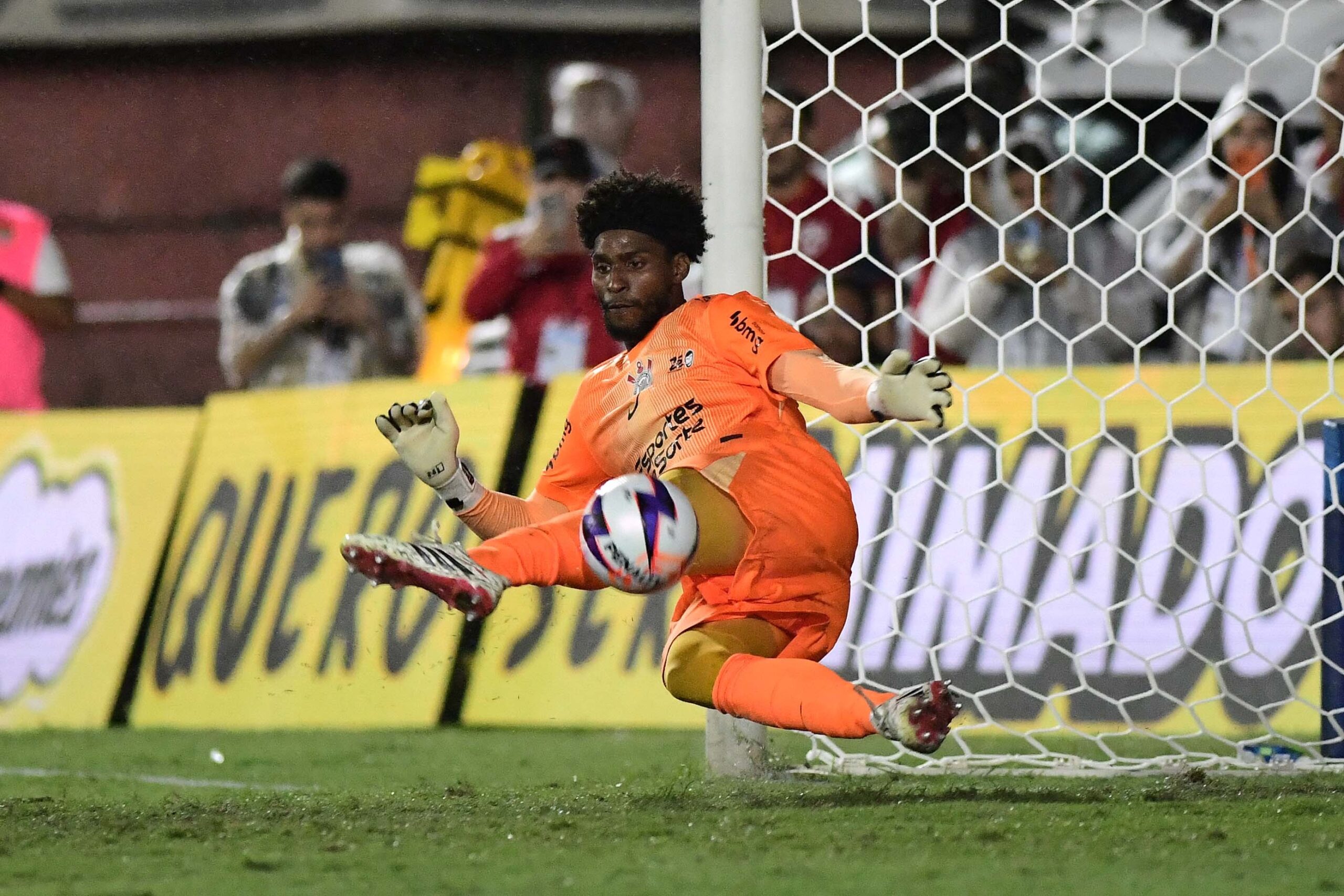 Hugo Souza chega a 14 pênaltis defendidos no Corinthians e mira Copa: “Realizar meu sonho”