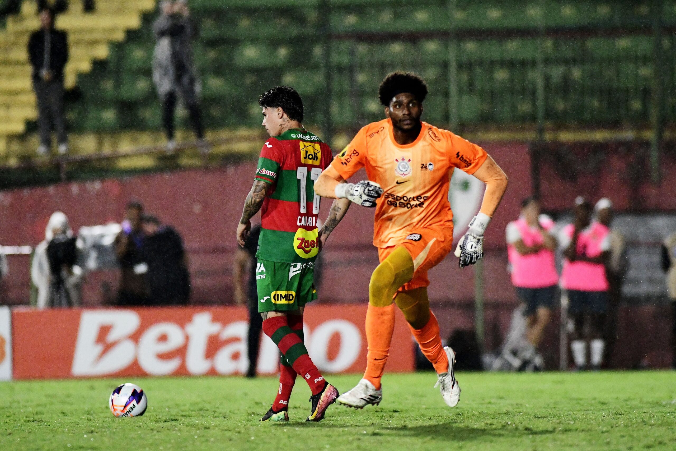 Portuguesa identifica autores de ofensas racistas a Hugo Souza, do Corinthians, e oficializa punições