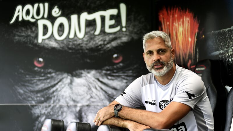 Ponte apresenta Rodrigo Santana como novo técnico e fecha com volante uruguaio