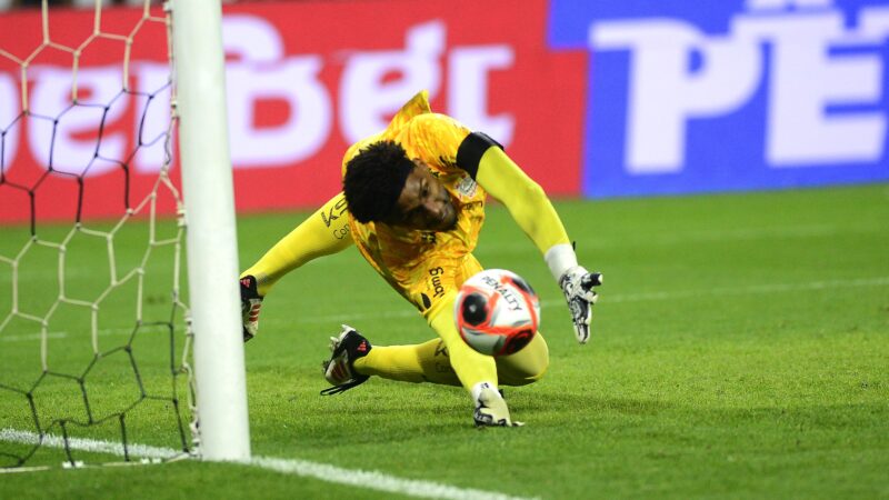 Se Supercopa for para os pênaltis, Rossi tem mais defesas, mas Hugo Souza, mais vitórias em disputas