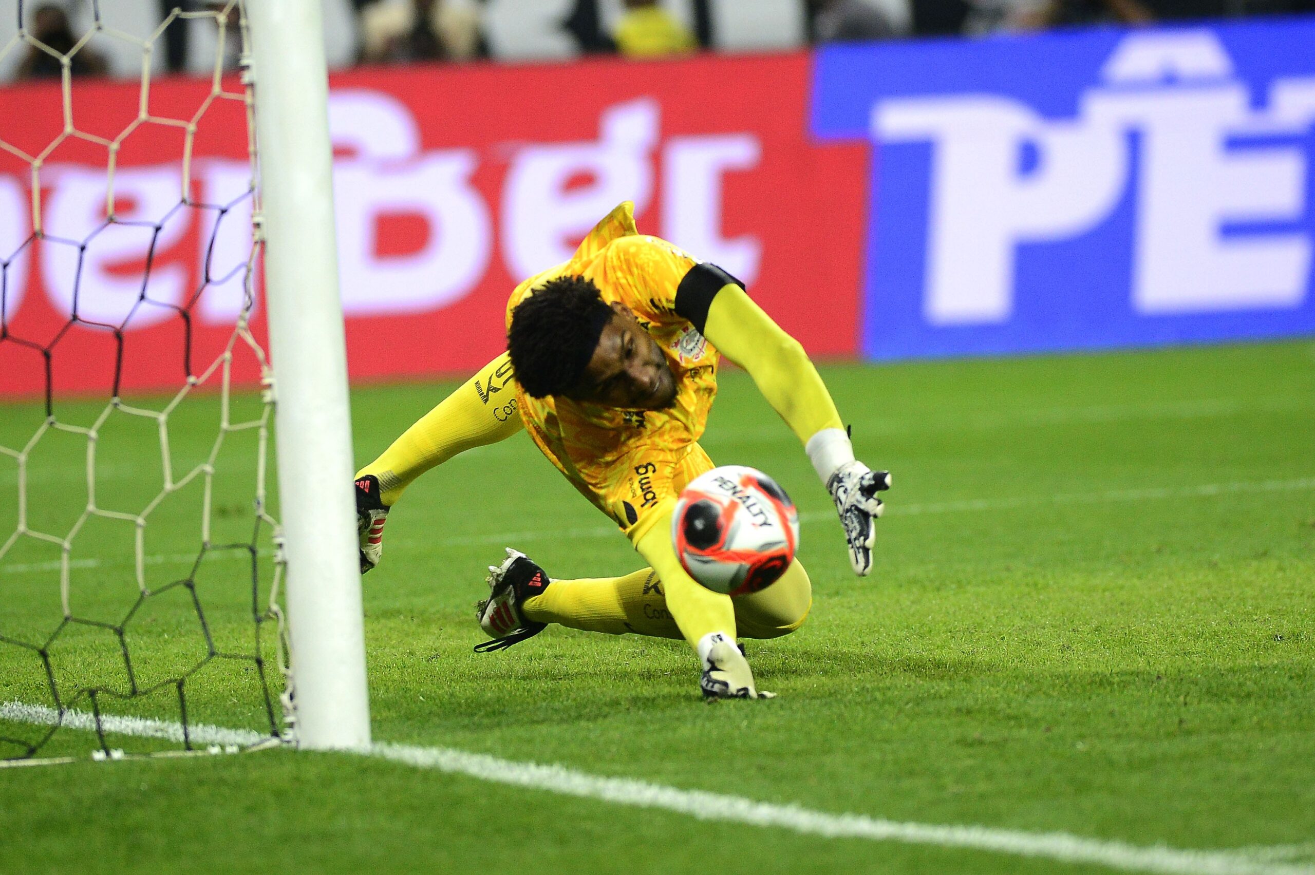 Se Supercopa for para os pênaltis, Rossi tem mais defesas, mas Hugo Souza, mais vitórias em disputas