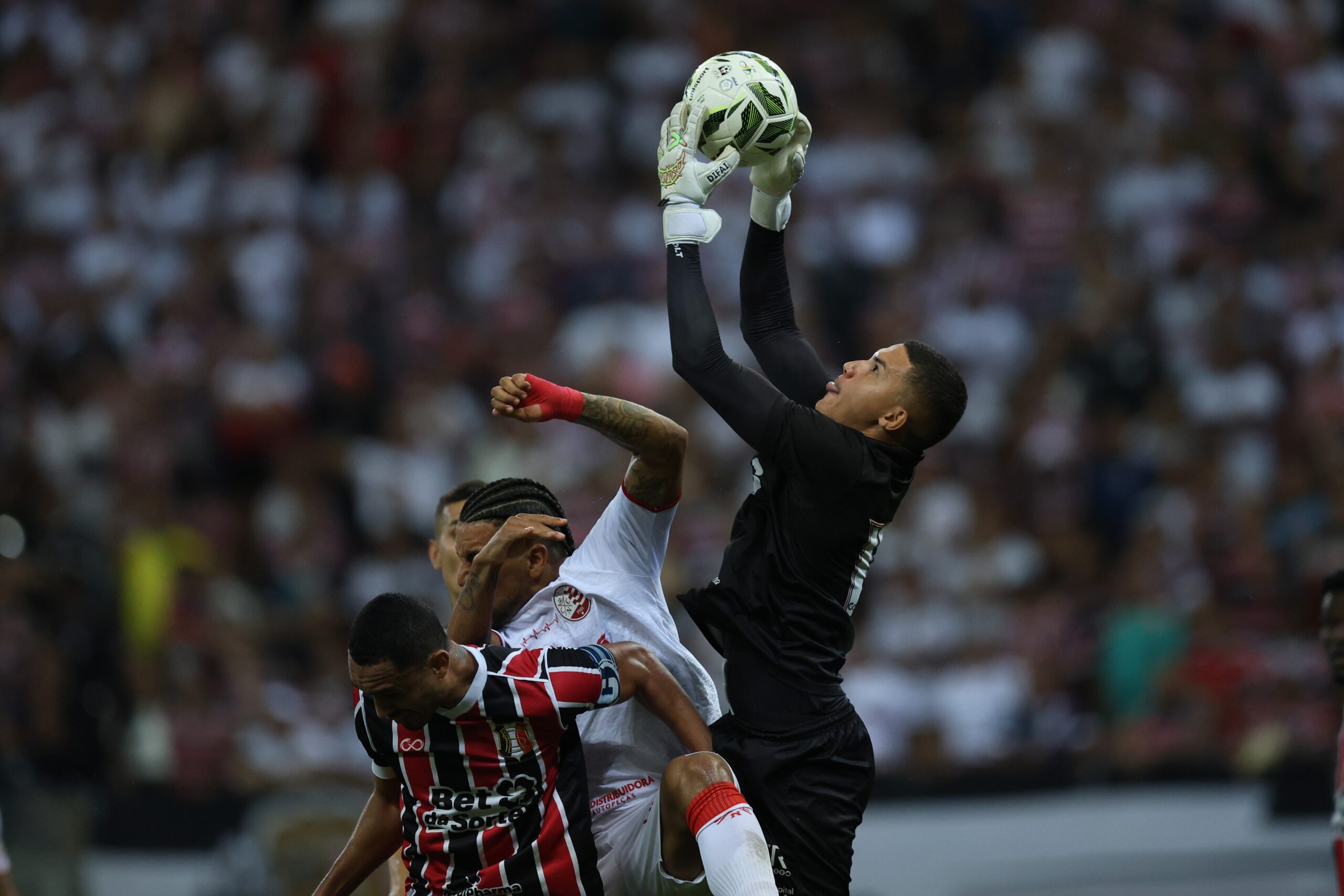 Atuações do Santa Cruz: Rokenedy falha em gol, mas se redime ao defender pênalti; dê suas notas