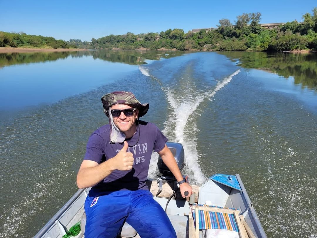 Brock além da bola: zagueiro do Novorizontino se aventura no jet ski e até pesca no Rio Tietê