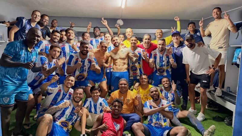 Palacios sai do banco, marca dois e recoloca o Galo da BR na liderança