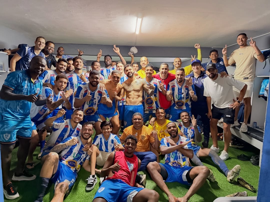 Palacios sai do banco, marca dois e recoloca o Galo da BR na liderança