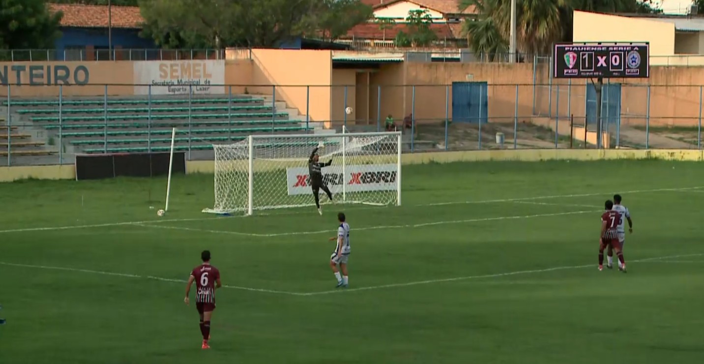 Lei do ex: meia marca golaço de fora da área e ajuda a decretar rebaixamento do seu ex-clube