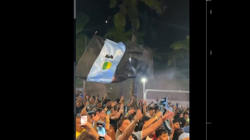 Torcida de rival do Bahia “invade” Salvador e faz festa antes de jogo decisivo; confira