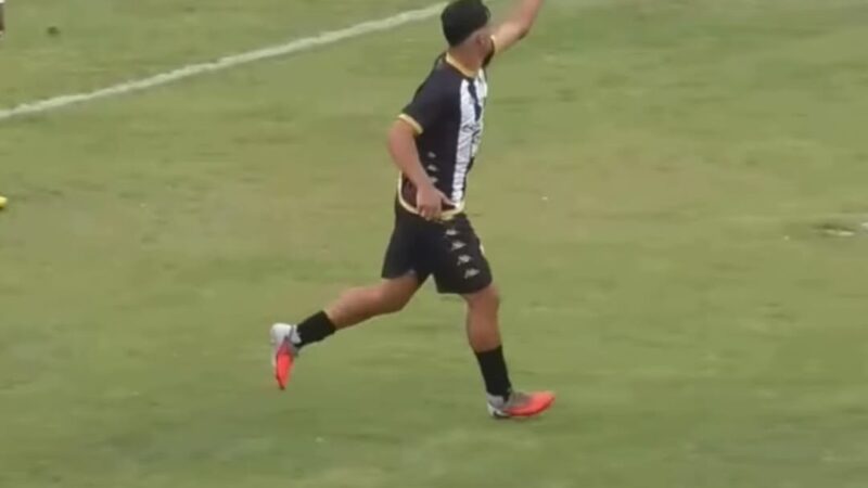 Atacante que mostrou dedo do meio para própria torcida se desculpa com a diretoria