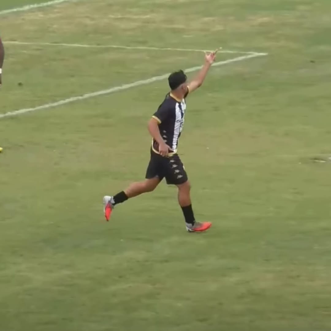 Atacante que mostrou dedo do meio para própria torcida se desculpa com a diretoria