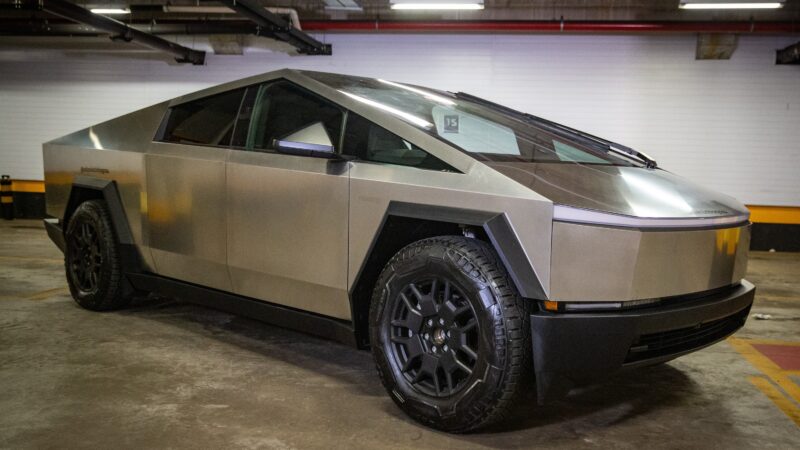 Como pode um Tesla aparecer nas ruas mesmo sem vender no Brasil; saiba regras e custos