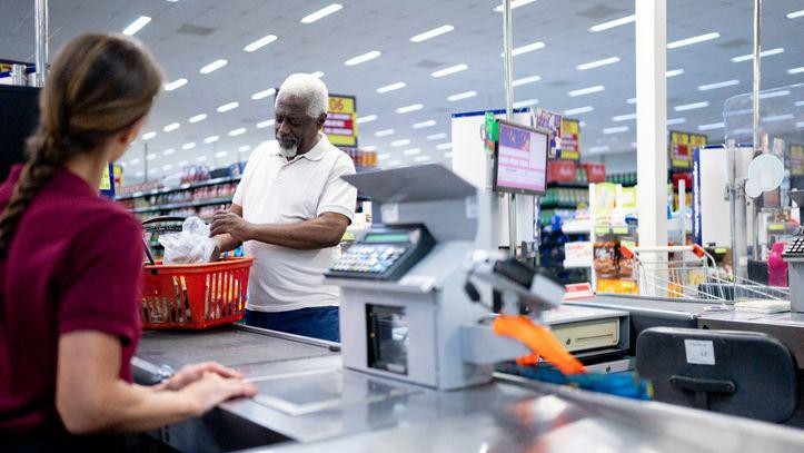 Governo volta a adiar regra que restringe trabalho em feriados; entenda o que está em jogo