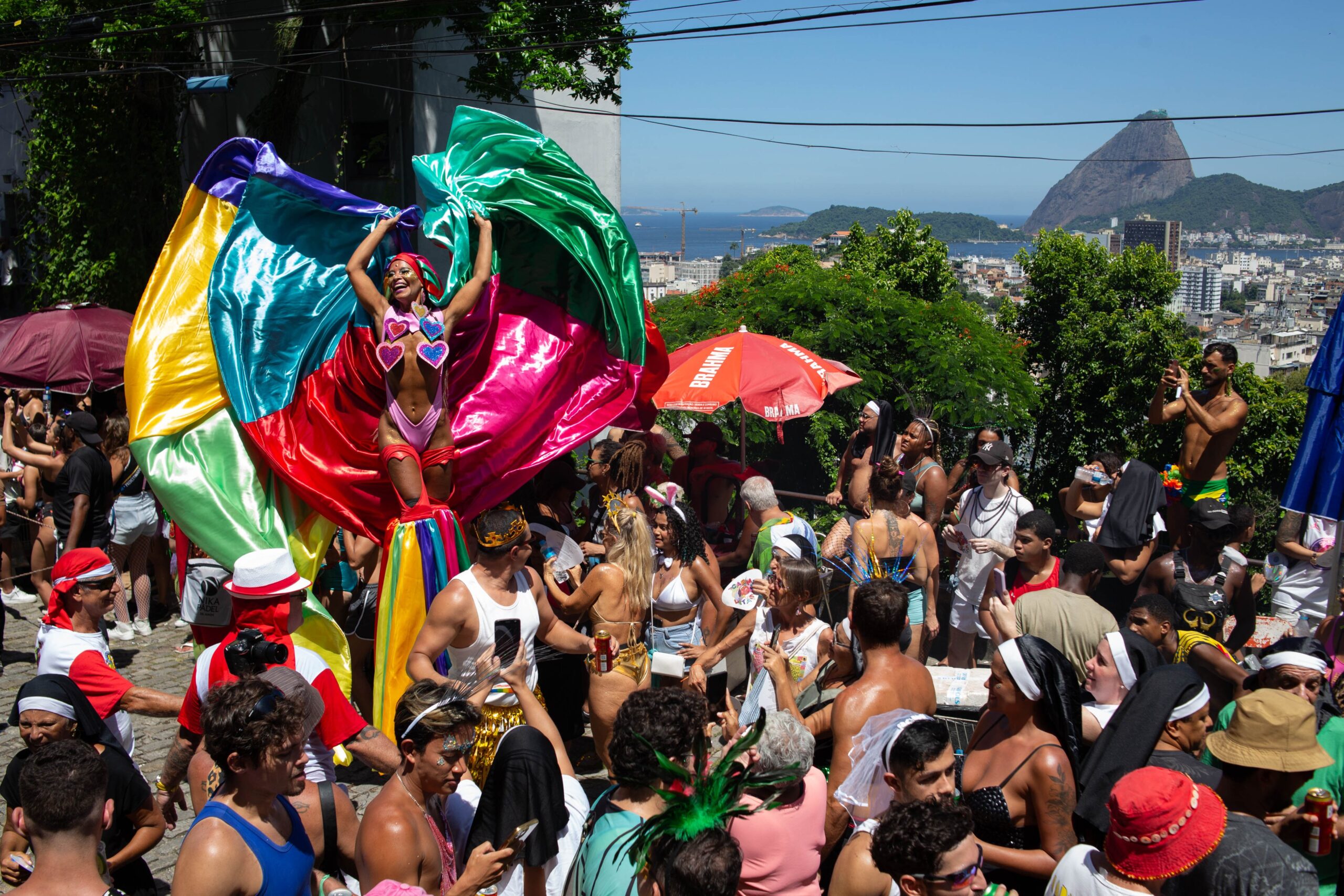 EUA emitem alerta de segurança e pedem que cidadãos americanos ‘evitem favelas’ no Carnaval do Brasil
