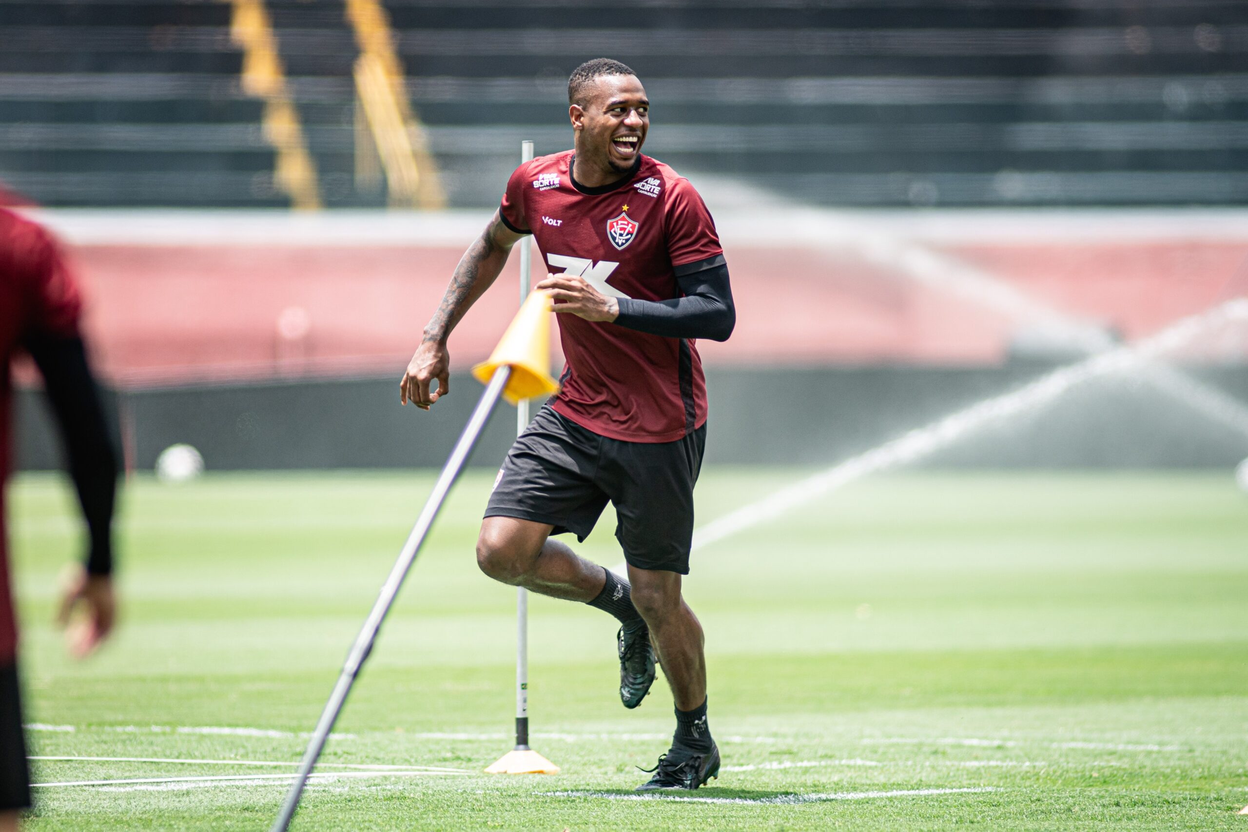 Titular contra o Flamengo, Dudu passou por tratamento psicológico e “bronca” por cartões no Vitória