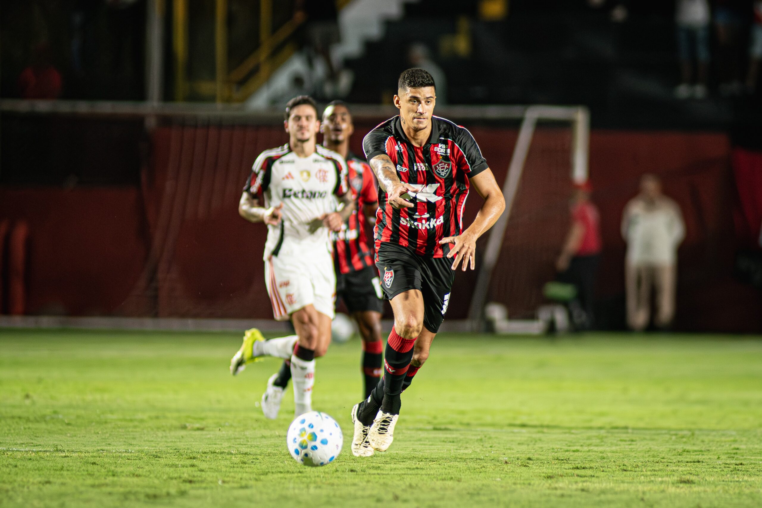 Análise: Vitória paga caro por erros capitais em noite de derrota com boa atuação contra o Flamengo