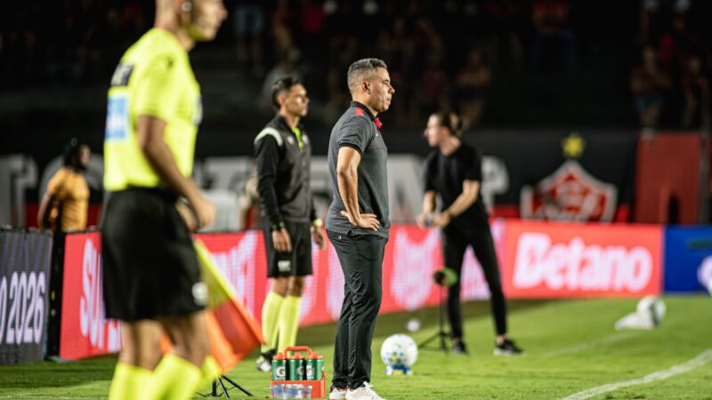 Jair Ventura cita jogo “implacável” do Vitória em derrota para o Flamengo: “Meu time foi melhor”